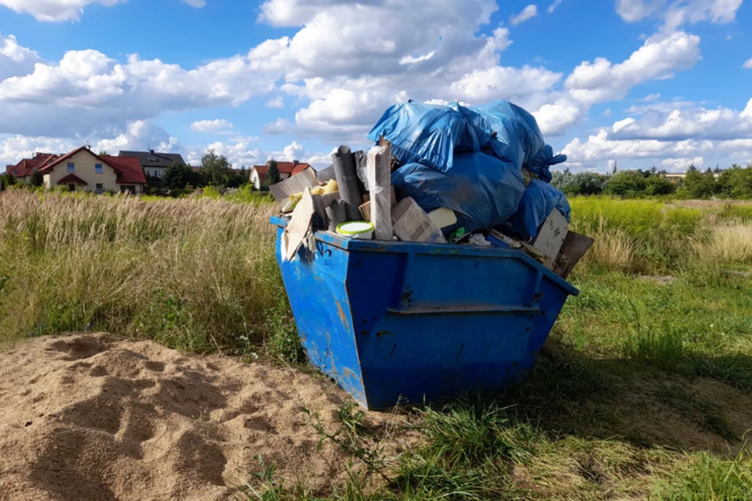 Container fyldt med affald fra en nedrivning